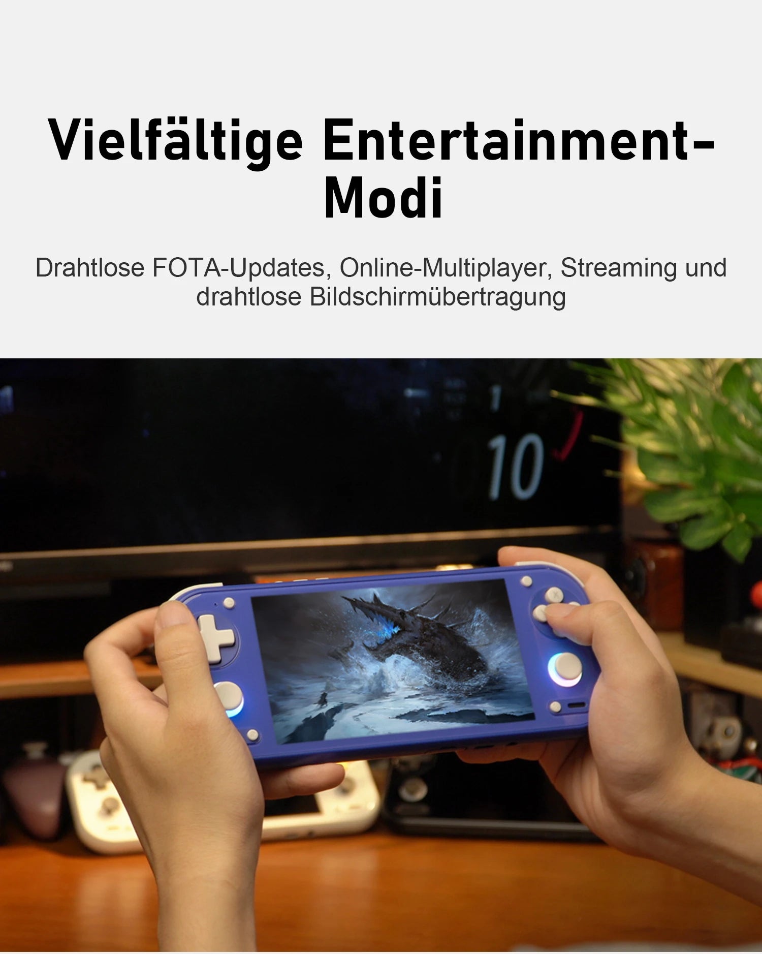 Hände halten blauen ANBERNIC RG55G1 Handheld mit Drachen-Spiel vor TV
