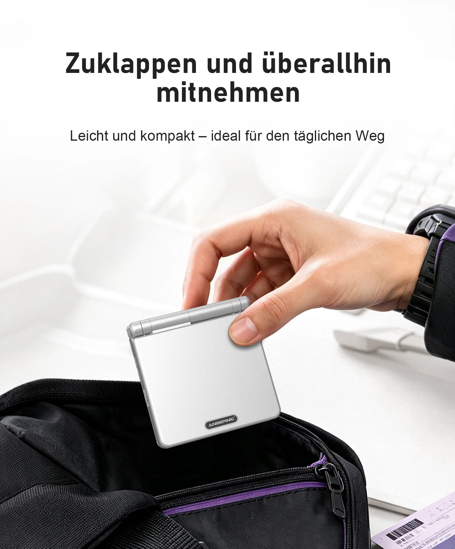 Silbernes klappbares ANBERNIC-Gerät wird in Tasche gelegt; Text: „Zuklappen und überallhin mitnehmen“